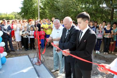 Ректор Николай Иванович Кузнецов принял участие в открытии отремонтированных спортзалов в селах Ершовского и Дергачевского районов.