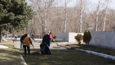 Мероприятия по очистке от зимних накоплений на военно-мемориальном комплексе Воскресенского кладбища