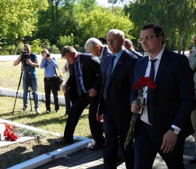 22 июня 2018 г. саратовцы возложили цветы к "Воину-освободителю"