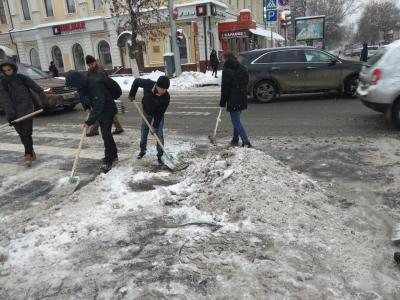 Волонтеры СГАУ вышли на расчистку снега