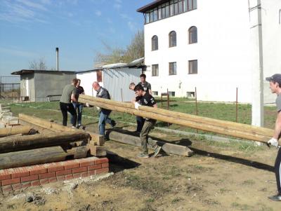 Ко Дню Победы студенты Саратовского ГАУ приняли участие в строительстве военно-казачьей заставы Национальной деревни на Соколовой горе