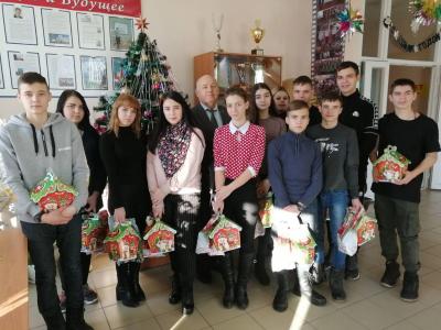 Подарки обучающимся Пугачевского филиала из числа детей - сирот и детей, оставшихся без попечения родителей