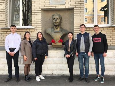 Активисты СГАУ возложили цветы к бюсту Юрия Гагарина