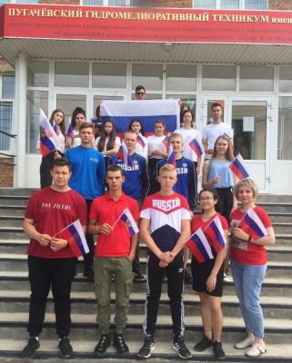 Обучающиеся и преподаватели Пугачевского филиала приняли участие во Всероссийских акциях «Окна России», «Флаги России» и «Флаг моего государства», посвященных Дню России