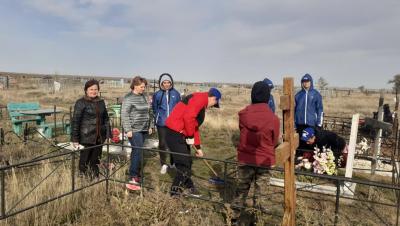 Студенты Краснокутского зооветеринарного техникума облагородили могилы ветеранов