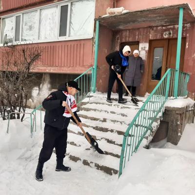 Помощь волонтеров Краснокутского зооветеринарного техникума в уборке снега