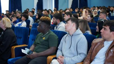 Иностранные студенты приняли участие в просветительской встрече по вопросам миграционного законодательства